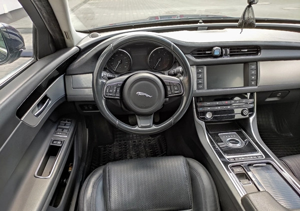 Jaguar XF cena 77900 przebieg: 170000, rok produkcji 2018 z Starachowice małe 211